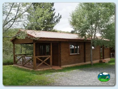 Cabaña de madera con terraza y vistas al bosque del Camping Puerta de la Demanda, Villasur de Herreros (Burgos)