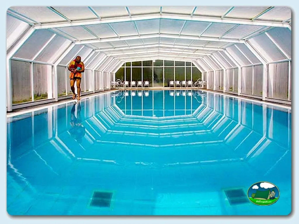 Piscina climatizada cubierta con vistas al jardín del Camping Angosto, Villanañe (Alava)