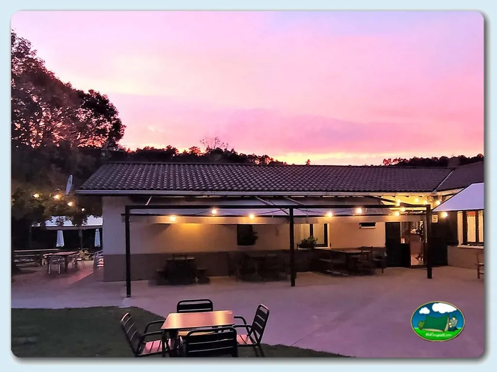 Restaurante bar con terraza al atardecer del Camping Angosto, Villanañe (Alava)