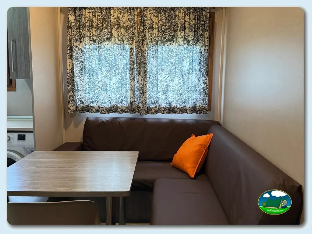 Mobil-home salón con sofá y mesa del Camping Angosto, Villanañe (Alava)
