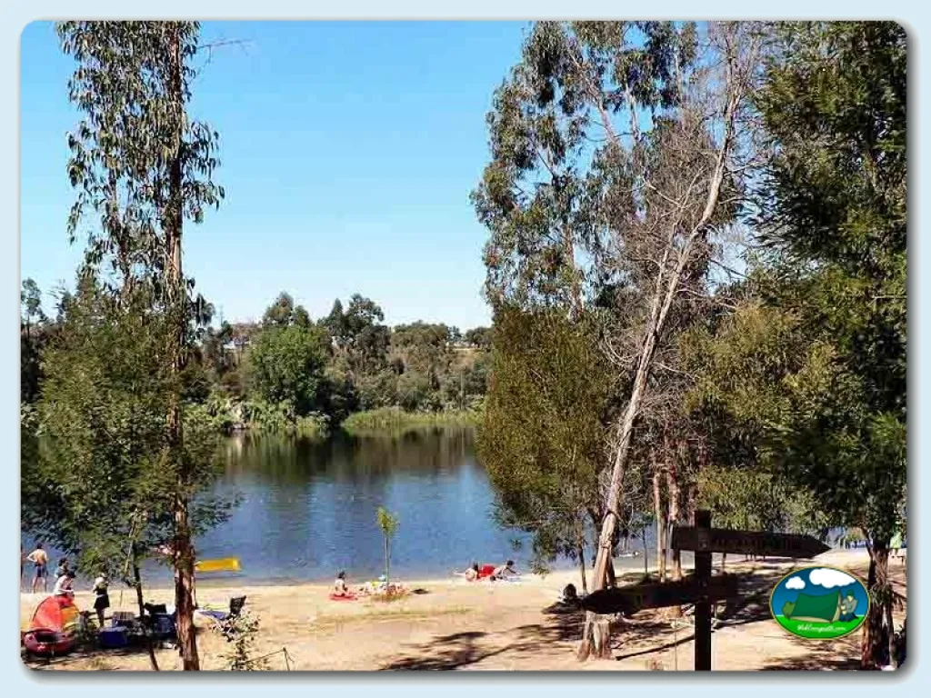 Playa junto al río con árboles y zona de baño del Camping Evora, Évora (Évora)