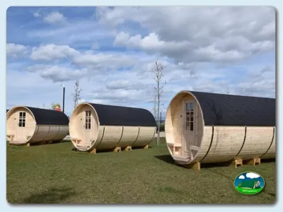 Glamping barriles de madera con vistas abiertas del Camping Bañares, La Rioja (La Rioja)