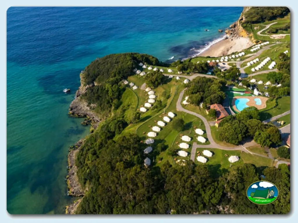 Bungalow junto al mar con playa y piscina del Camping Las Arenas, Pechón (Cantabria)