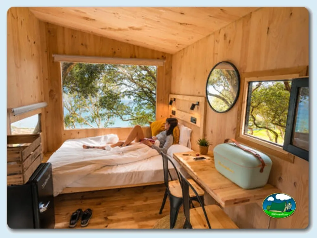 Glamping interior con vistas al bosque del Camping Las Arenas, Pechón (Cantabria)