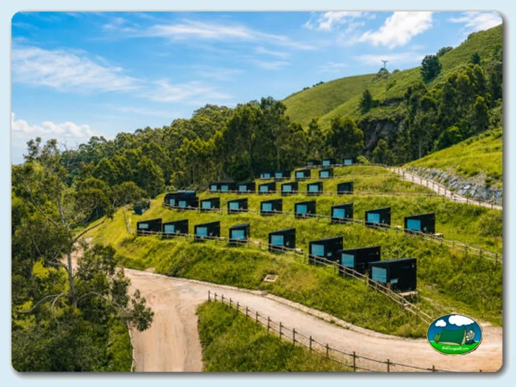 Glamping con vistas a la montaña, diseño moderno integrado en ladera del Camping Las Arenas, Pechón (Cantabria)