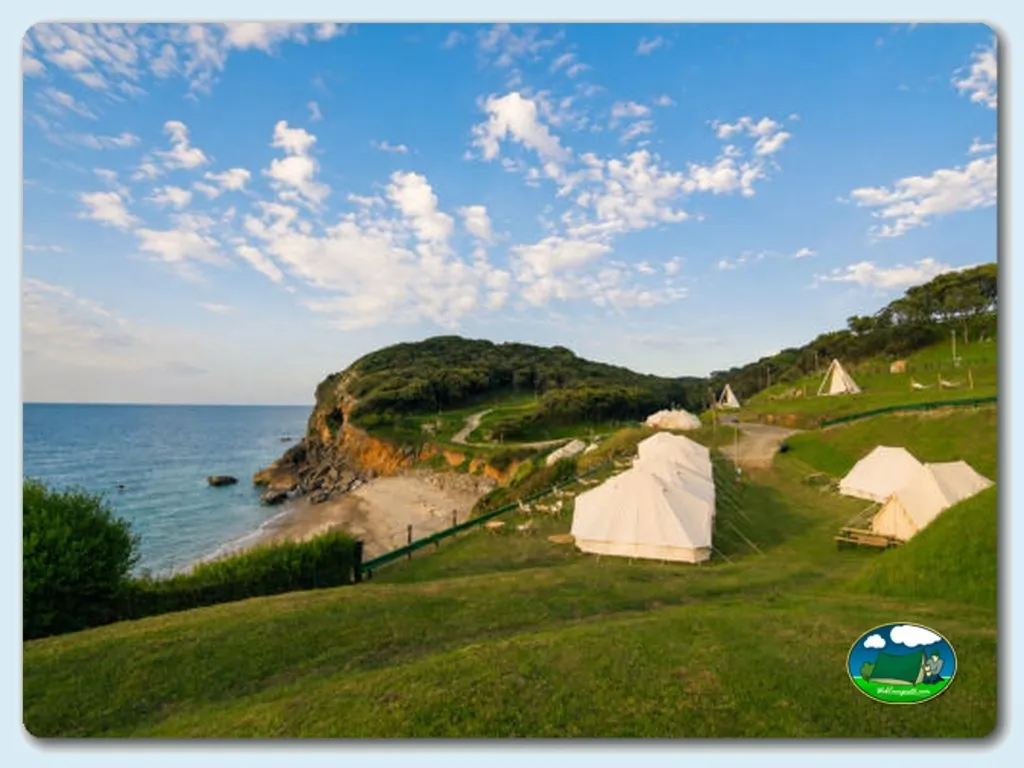 Glamping junto al mar con vistas a acantilado del Camping Las Arenas, Pechón (Cantabria)