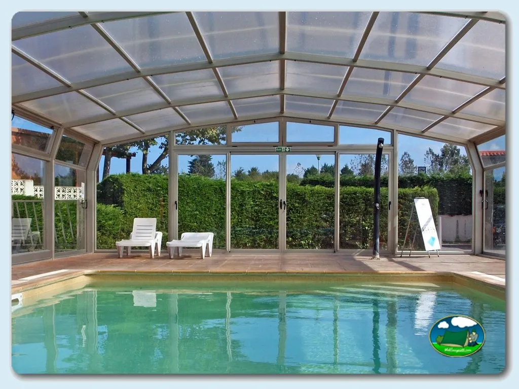 Piscina climatizada cubierta con tumbonas del Camping Oyambre, san Vicente de la Barquera (Cantabria)
