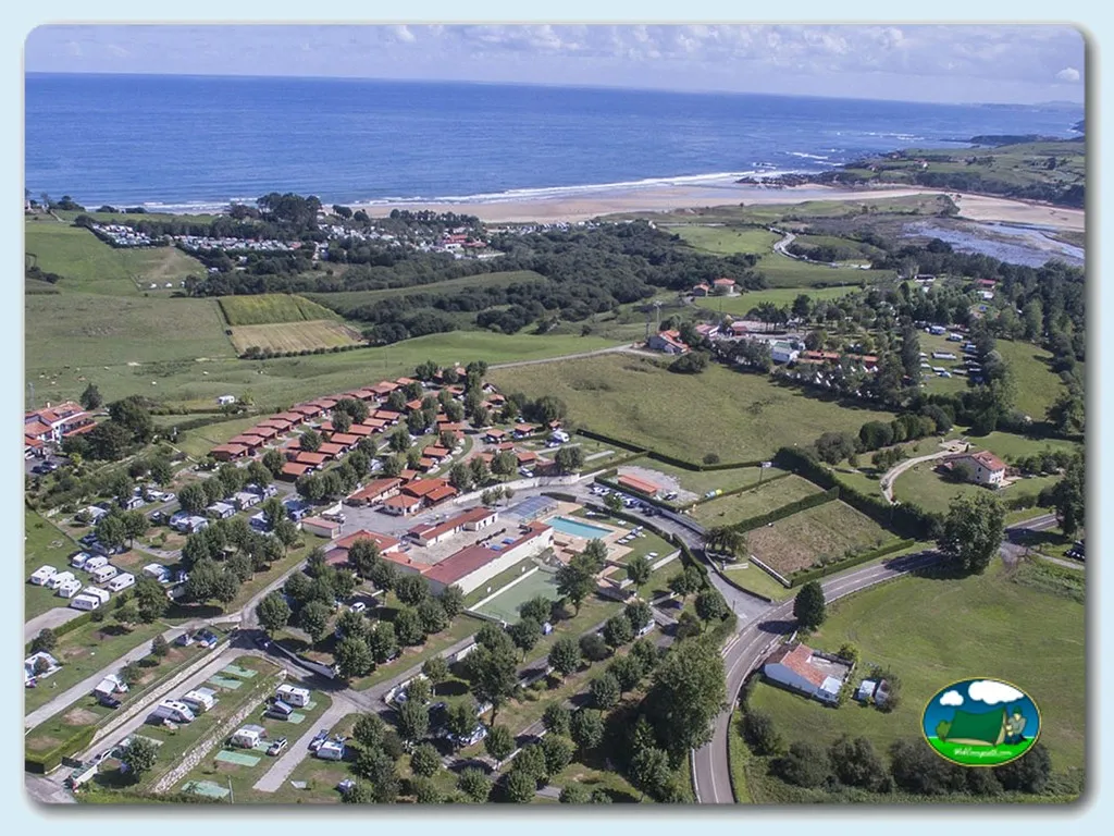 Playa junto al mar con bungalow y piscina vista aérea del Camping Oyambre, san Vicente de la Barquera (Cantabria)