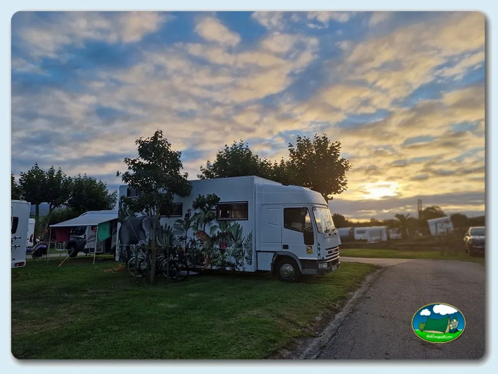 Mobil-home en parcela al atardecer del Camping Oyambre, san Vicente de la Barquera (Cantabria)