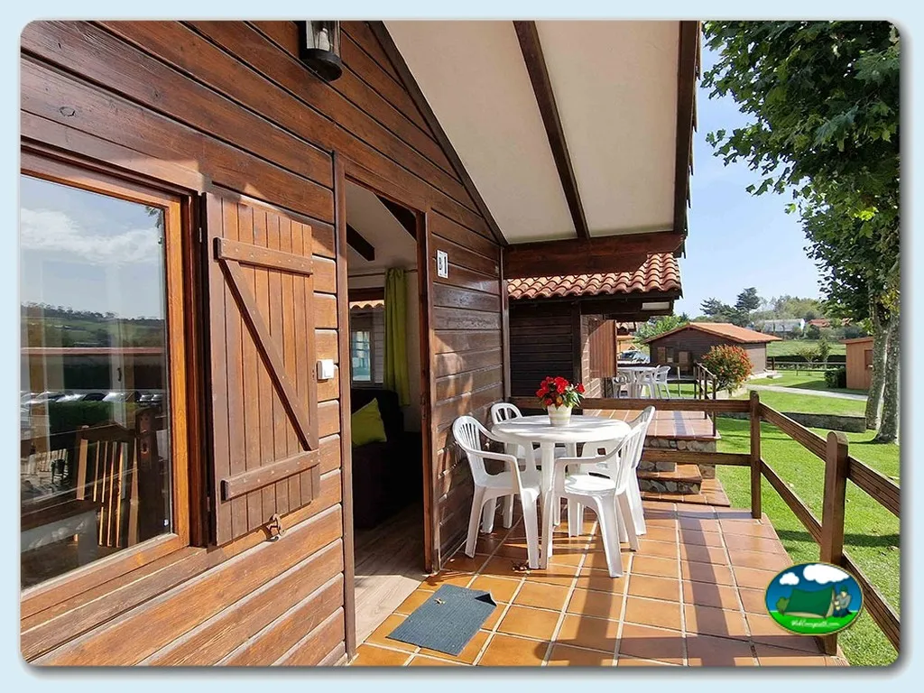 Bungalow con terraza y vistas al entorno del Camping Oyambre, san Vicente de la Barquera (Cantabria)