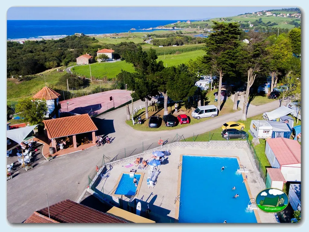 Piscina junto al mar con vistas a la costa del Camping Rodero, Oyambre (Cantabria)