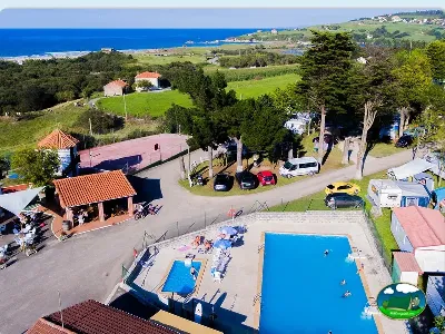 Piscina junto al mar con vistas a la costa del Camping Rodero, Oyambre (Cantabria)