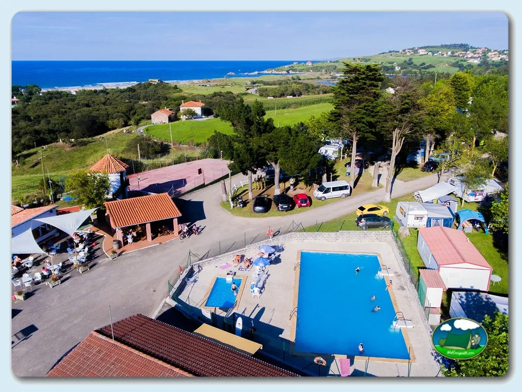 Piscina infantil junto al mar con vistas a la costa del Camping Rodero, Oyambre (Cantabria)