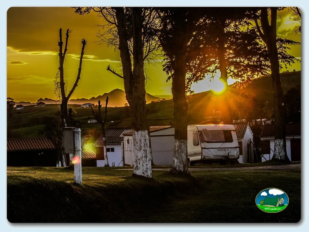 Parcelas con mobil-homes al atardecer montaña del Camping Rodero, Oyambre (Cantabria)