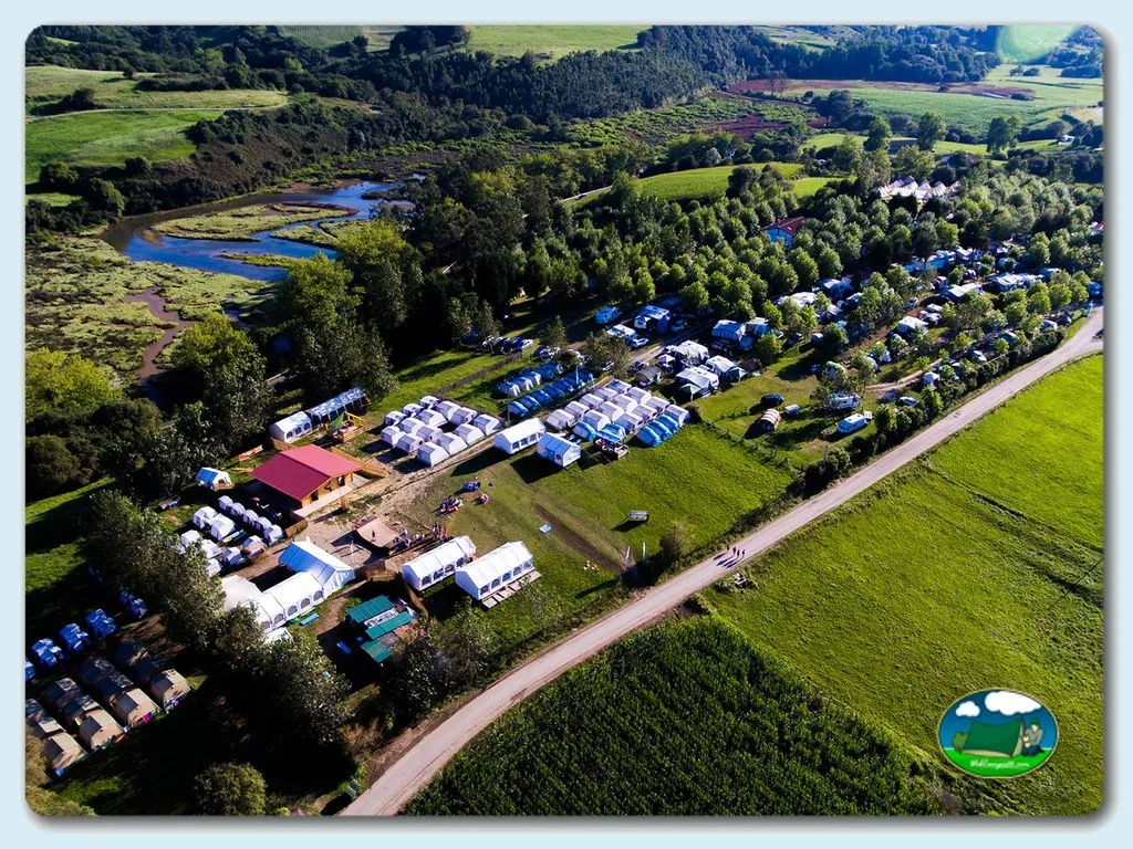 Vista aérea del recinto junto al río con piscina del Camping Rodero, Oyambre (Cantabria)