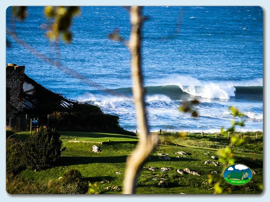 Parcela junto al mar con vistas a olas del Camping Rodero, Oyambre (Cantabria)