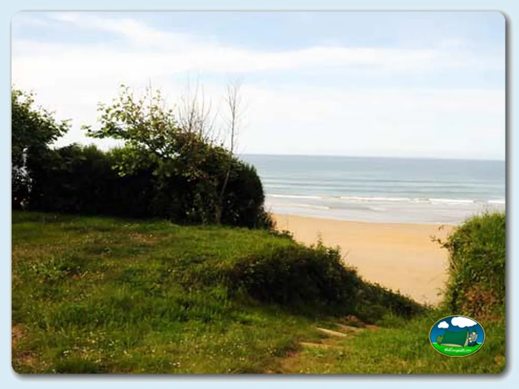 Parcela junto al mar con vistas a la playa del Camping Oyambre Beach, Oyambre (Cantabria)