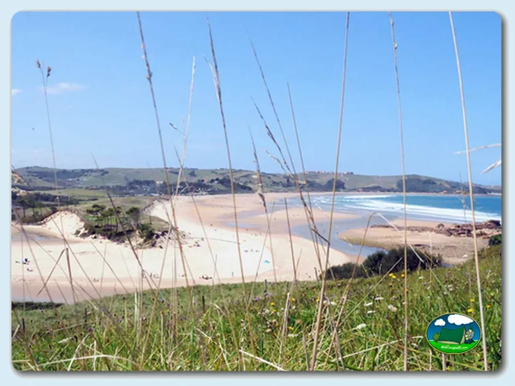 Playa junto al mar con vistas a la sierra del Camping Oyambre Beach, Oyambre (Cantabria)