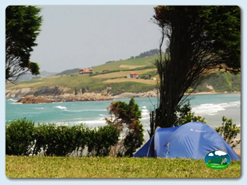 Tienda de acampada junto al mar con vistas a playa del Camping Oyambre Beach, Oyambre (Cantabria)