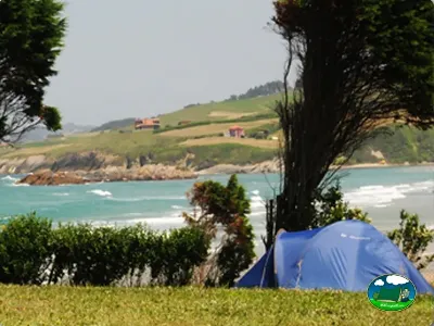 Tienda de acampada junto al mar con vistas a playa del Camping Oyambre Beach, Oyambre (Cantabria)