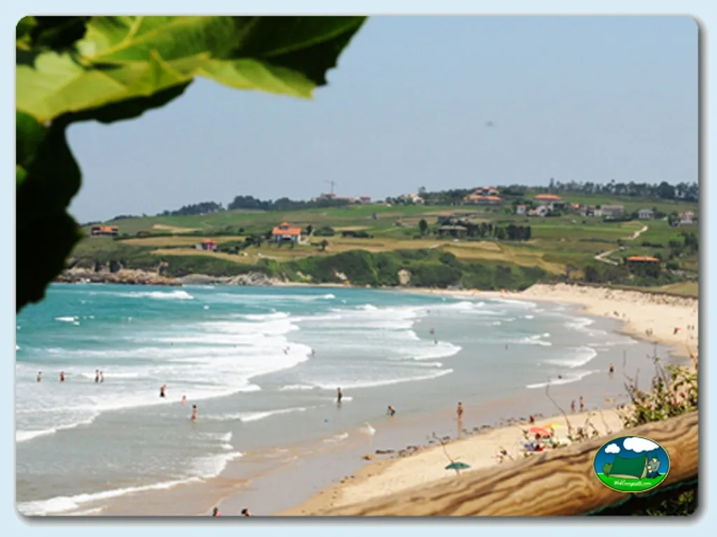Playa junto al mar con vistas a la montaña del Camping Oyambre Beach, Oyambre (Cantabria)