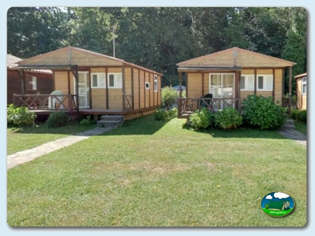 Mobil-home con terraza y vistas al bosque del Camping El Helguero, Cantabria