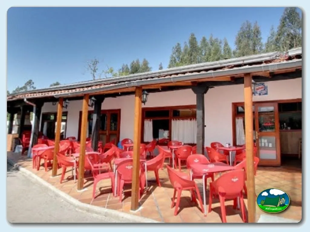 Restaurante bar con terraza y vistas a la sierra del Camping El Helguero, Cantabria