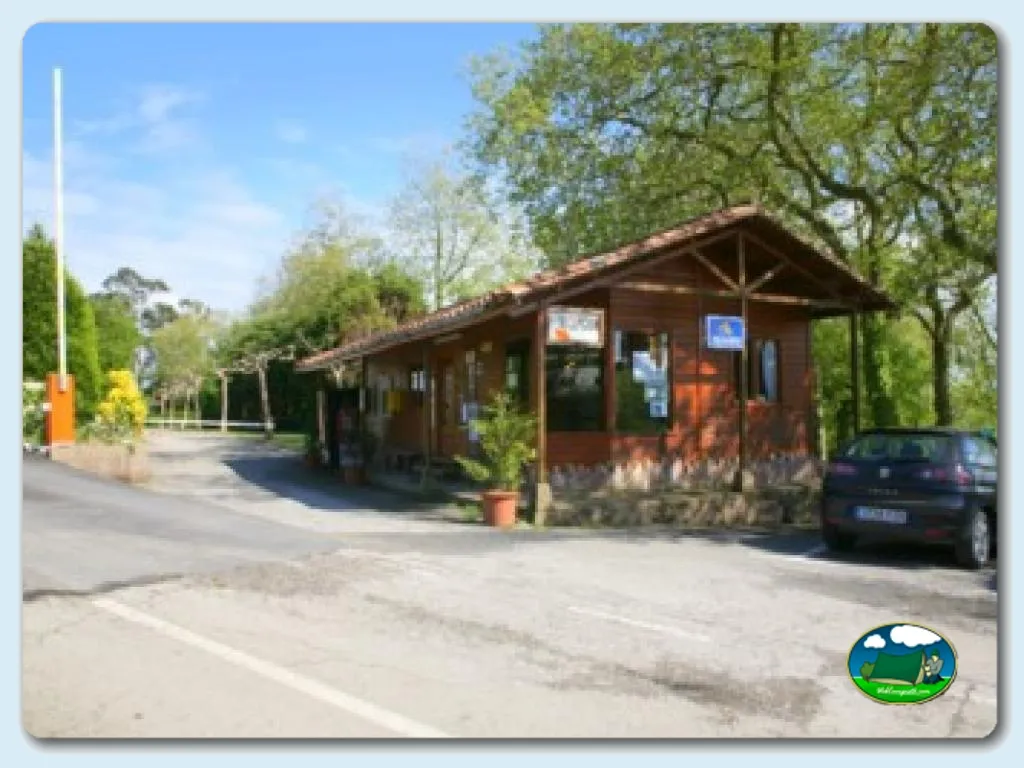 Recepción y entrada del recinto del Camping Santillana del Mar, Santillana del Mar (Cantabria)