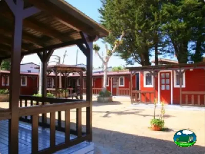 Bungalow rojo con porche de madera del Camping Santillana del Mar, Santillana del Mar (Cantabria)