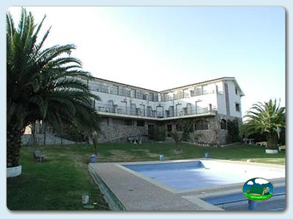 Piscina cubierta con vistas al alojamiento del Camping Santillana del Mar, Santillana del Mar (Cantabria)