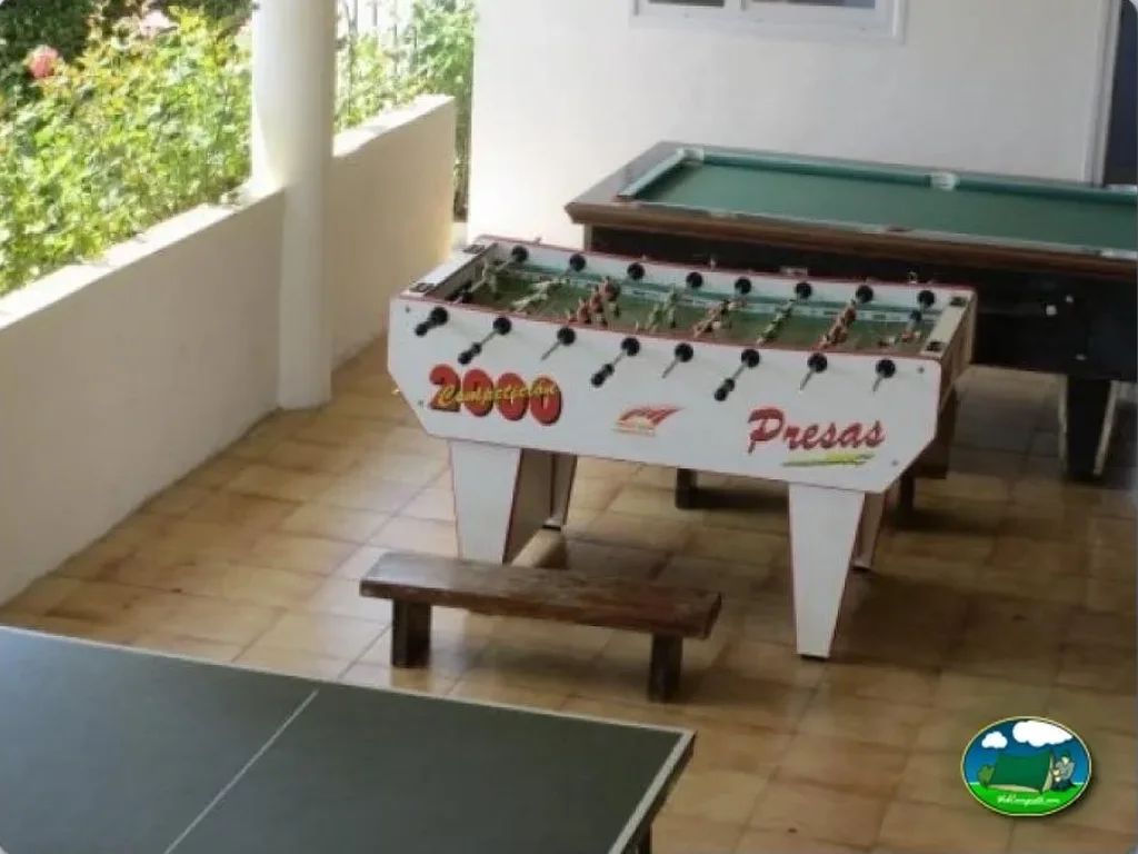 Sala de juegos con futbolín y billar del Camping Altamira, Queveda (Cantabria)