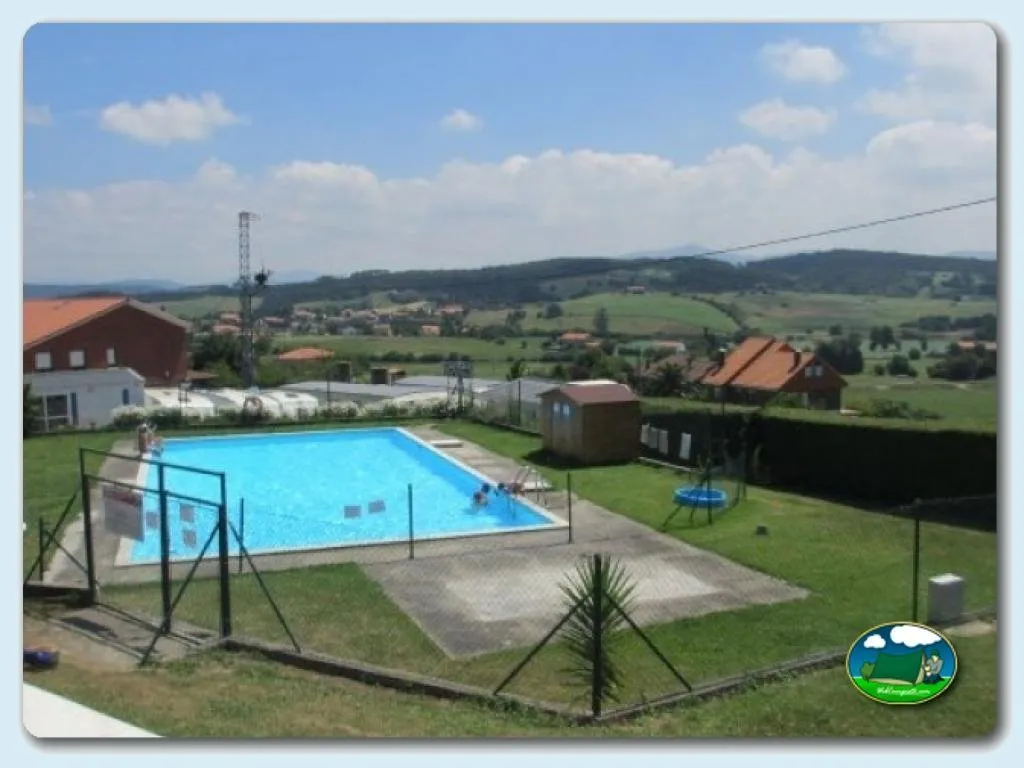 Piscina con vistas a la montaña del Camping Altamira, Cantabria (Cantabria)