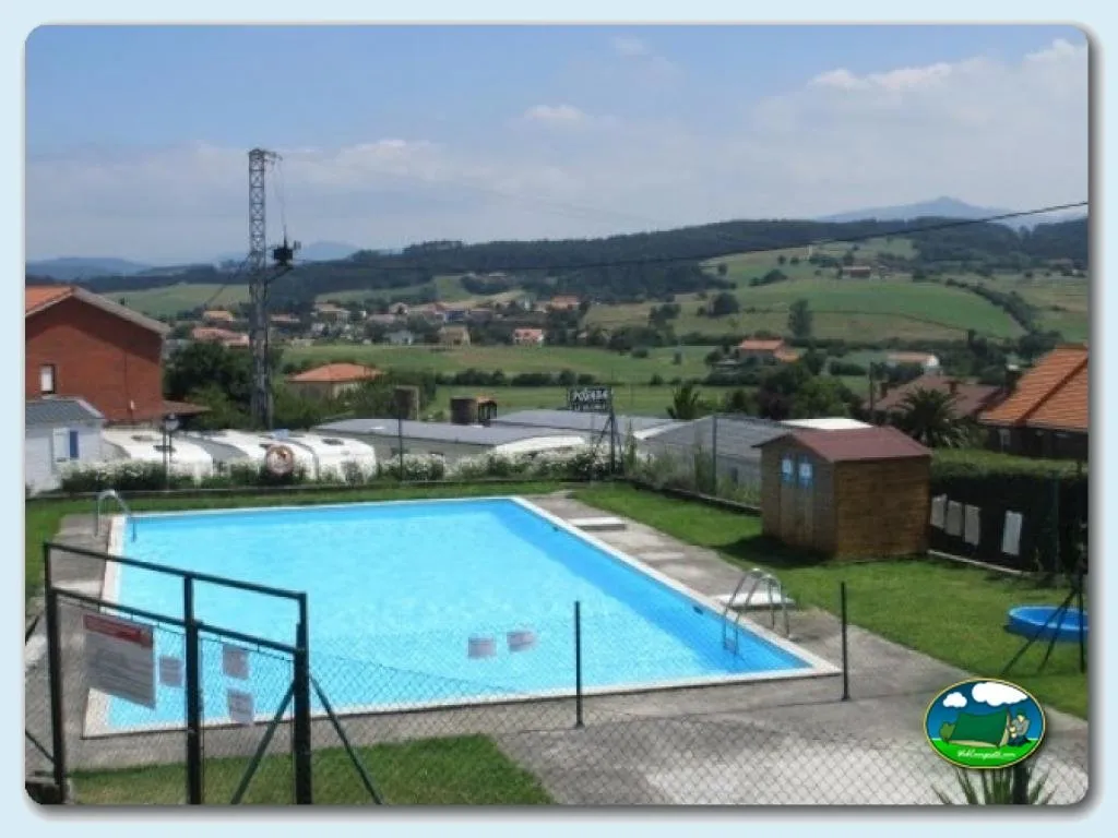 Piscina con vistas a la montaña y entorno rural del Camping Altamira, Cantabria (Cantabria)