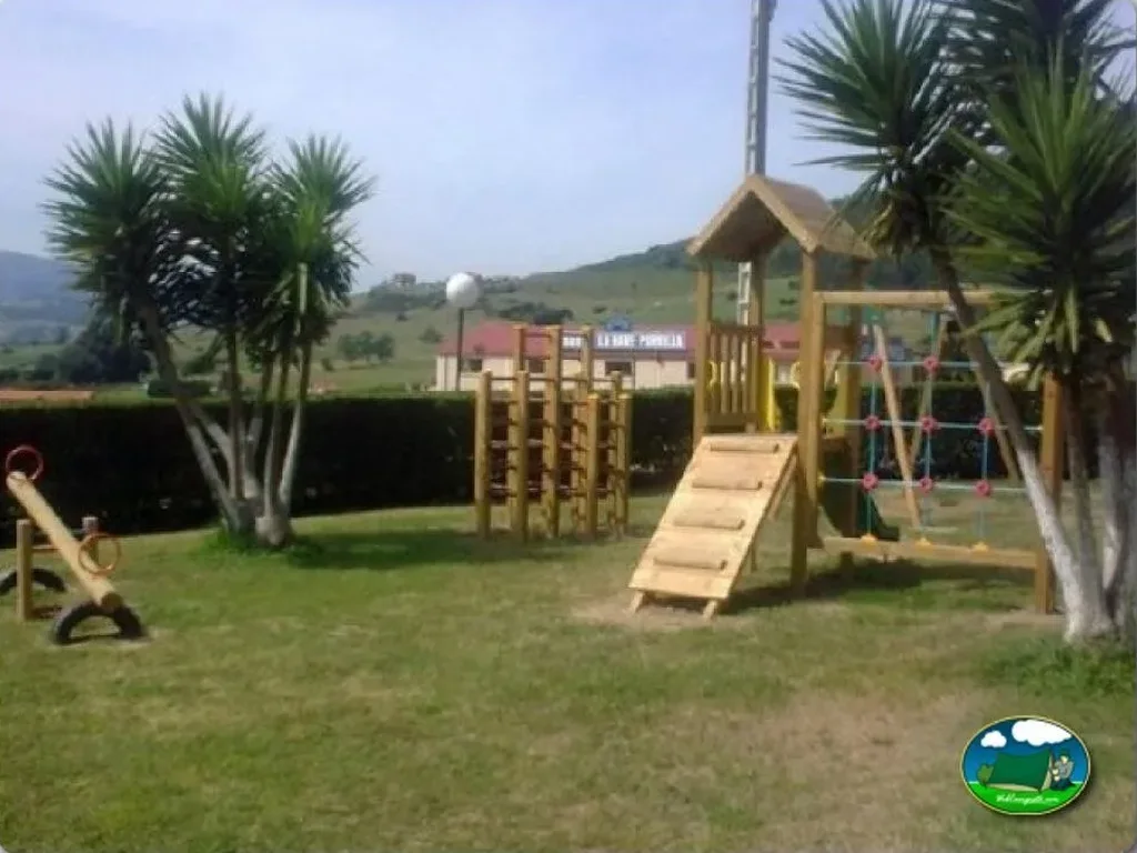 Parque infantil con vistas a la montaña del Camping Altamira, Queveda (Cantabria)