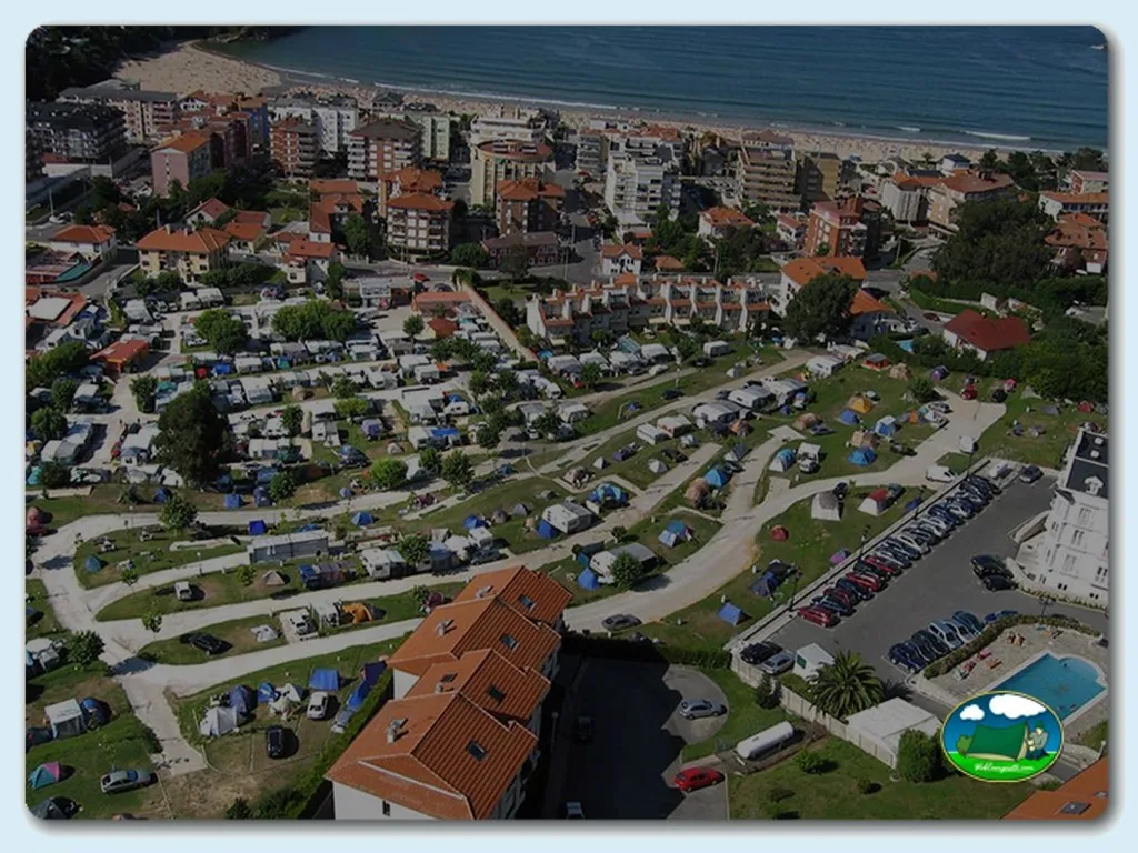 Vista aérea del recinto junto al mar con parcelas y piscina del Camping Suances, Suances (Cantabria)