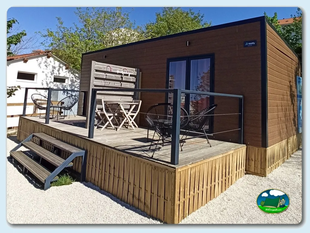 Mobil-home moderno con terraza y mobiliario de exterior del Camping Suances, Suances (Cantabria)