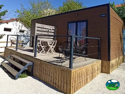 Mobil-home moderno con terraza y mobiliario de exterior del Camping Suances, Suances (Cantabria)