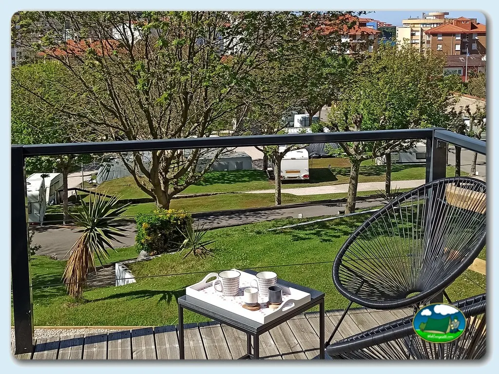 Parcela con mobil-home y zona de descanso del Camping Suances, Suances (Cantabria)