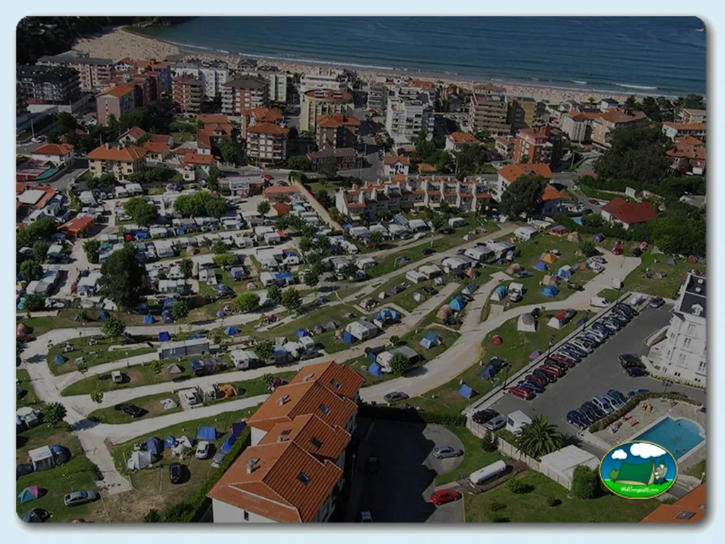 Playa y primera línea, parcelas junto al mar, vista aérea del recinto del Camping Suances, Suances (Cantabria)