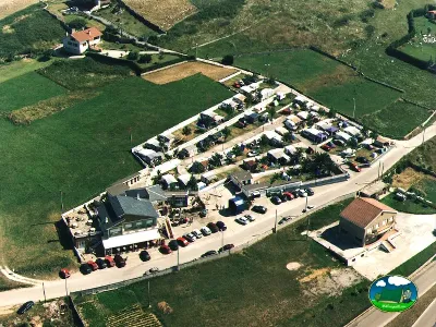 Plano del recinto con parcelas y mobil-homes del Camping Hermanos Garcia Cuchia, Cuchia (Cantabria)