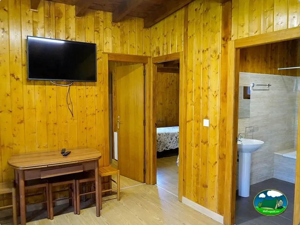 Cabaña de madera con televisión y aseo del Camping Costa San Juan de la Canal, Soto de la Marina (Cantabria)