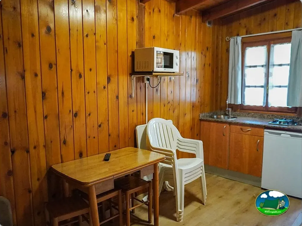 Cabaña interior con cocina y zona de comedor del Camping Costa San Juan de la Canal, Soto de la Marina (Cantabria)