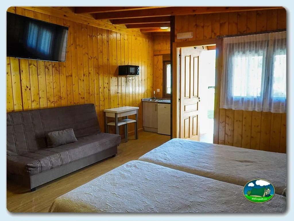 Mobil-home interior con zona de estar y dormitorio del Camping Costa San Juan de la Canal, Soto de la Marina (Cantabria)