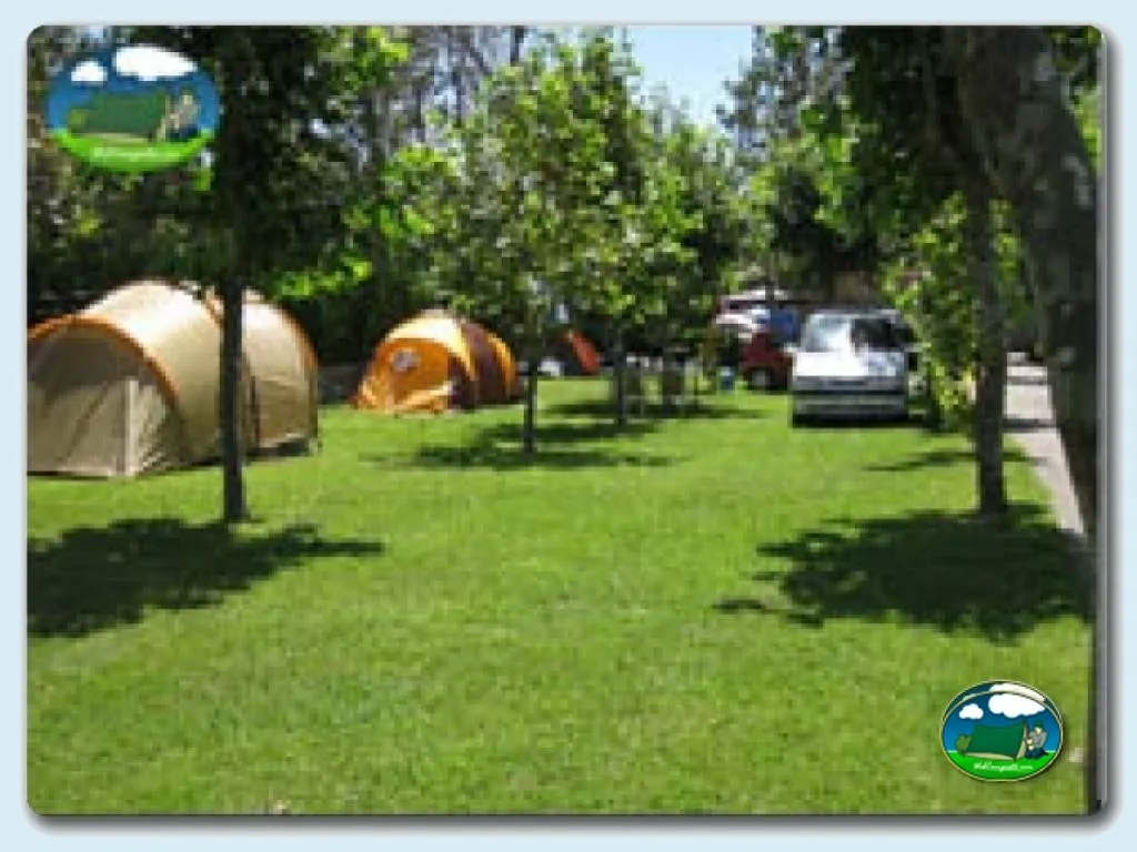 Parcela con tienda de acampada entre árboles del Camping Virgen del Mar, Santander (Cantabria)