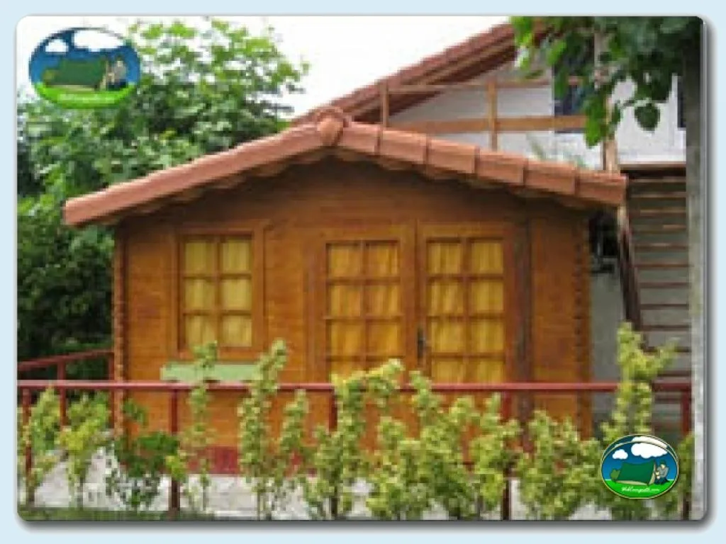 Cabaña de madera con terraza del Camping Virgen del Mar, Santander (Cantabria)