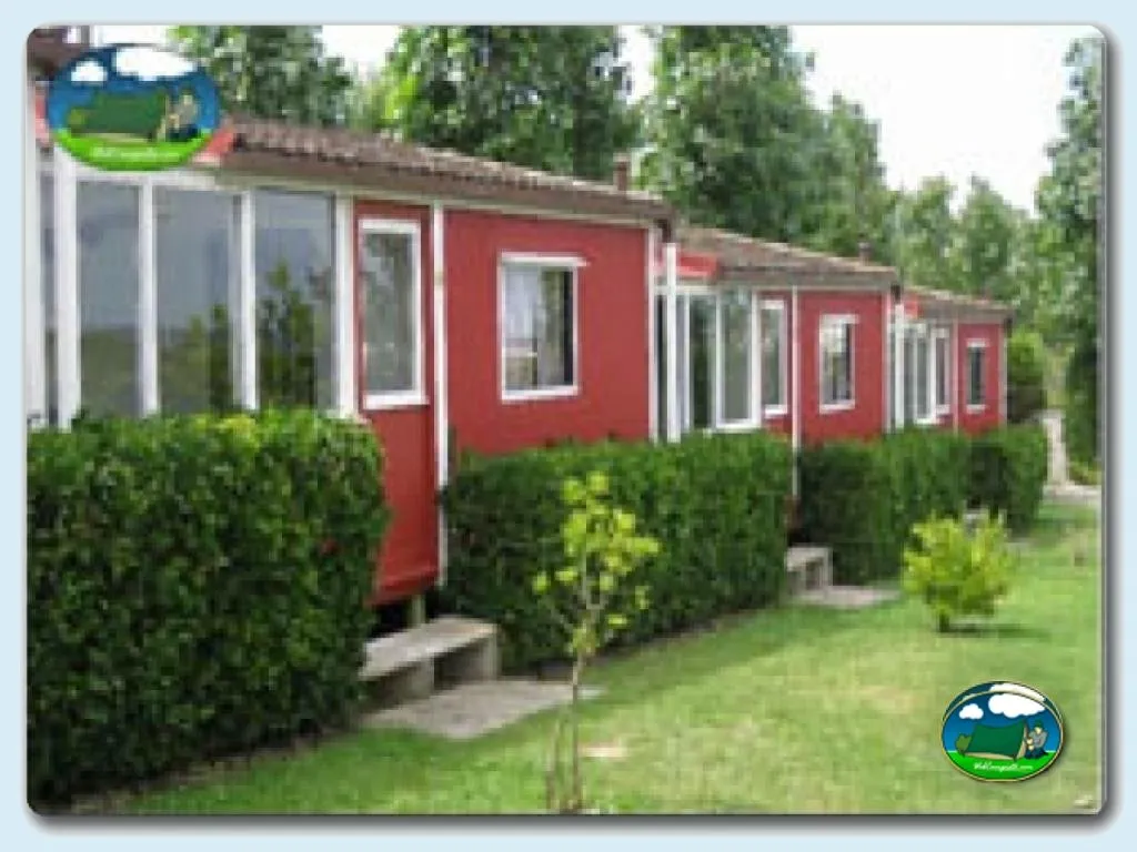 Mobil-home rojo con parcelas ajardinadas del Camping Virgen del Mar, Santander (Cantabria)