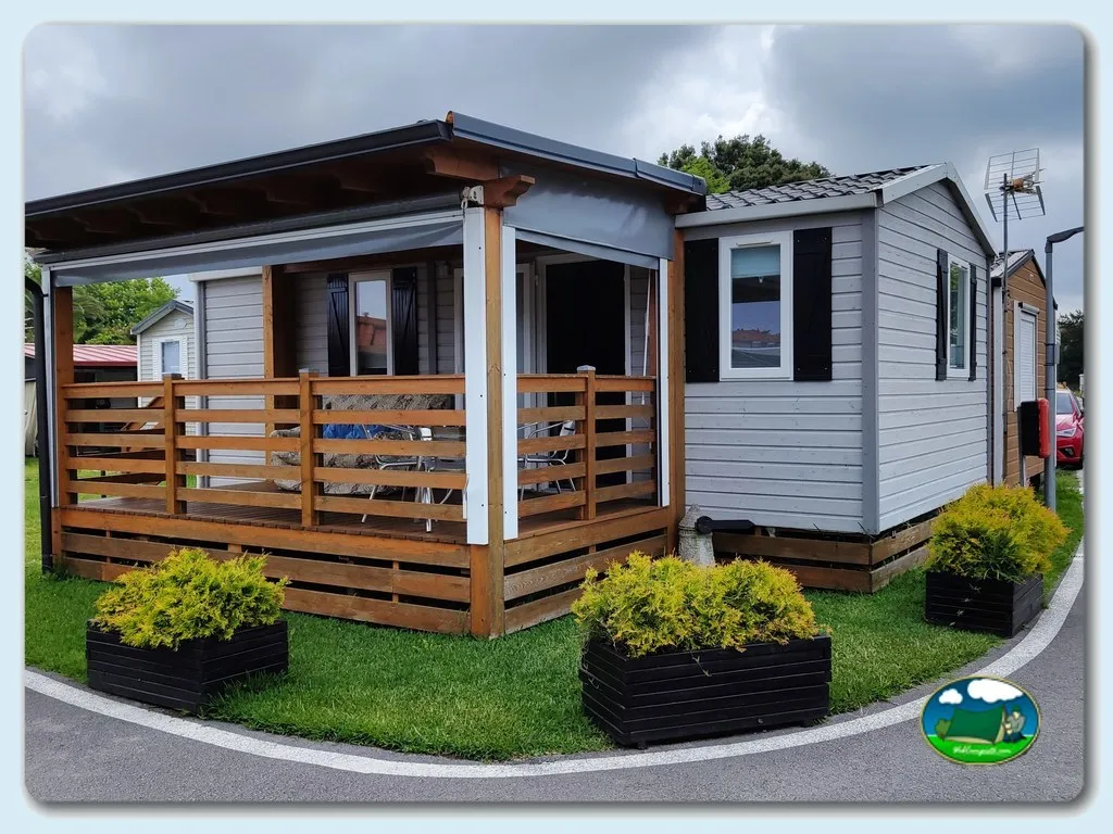 Mobil-home con terraza de madera y jardín del Camping El Arbolado, Loredo (Cantabria)