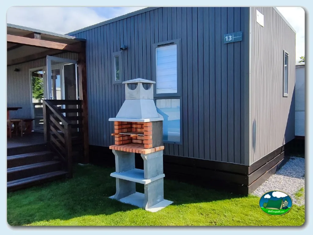 Mobil-home moderno con chimenea y terraza del Camping El Arbolado, Loredo (Cantabria)