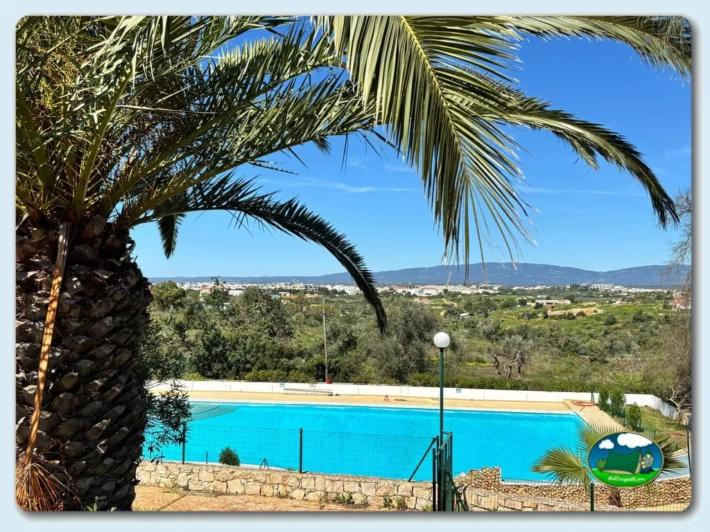 Piscina con vistas a la montaña y palmeras del Camping Ferragudo, Ferragudo (Faro)