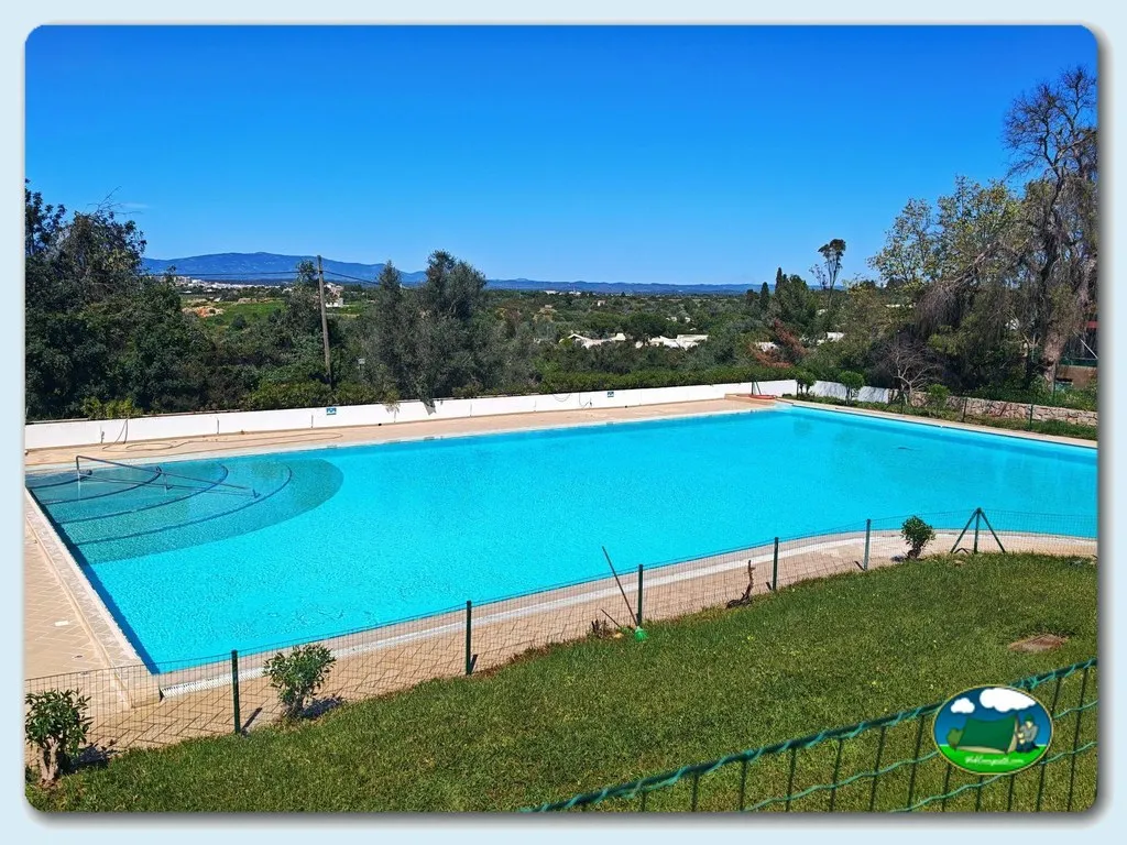 Piscina con vistas a la montaña del Camping Ferragudo, Ferragudo (Faro)